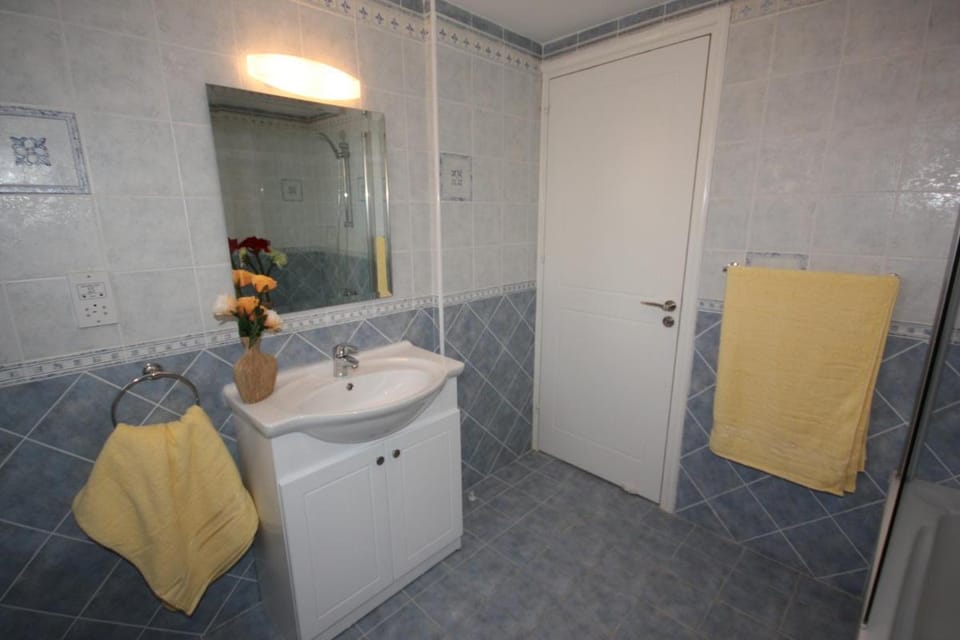 A three-bedroom villa with a private pool and landscaped garden Wi-Fi Villa in Pissouri
