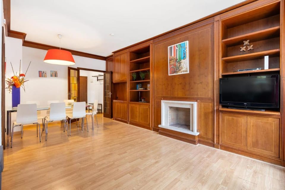 Sunny Terrace Retreat AC 3BR2BA Apartment in Barcelona