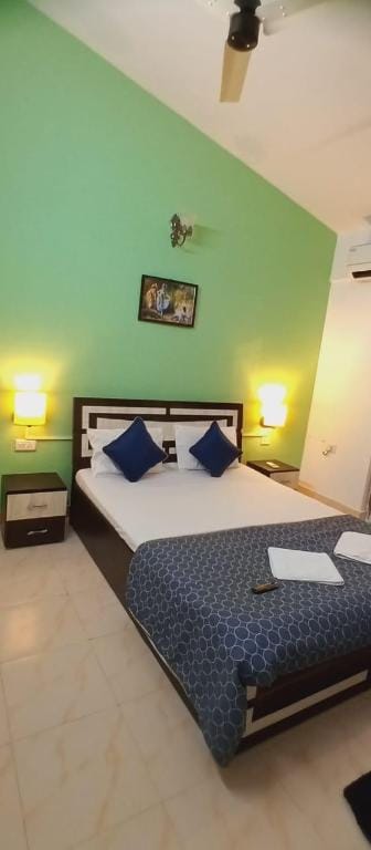One BHK10 Goa Candolim Homestay AC WiFi WM Back Up Apartment in Candolim