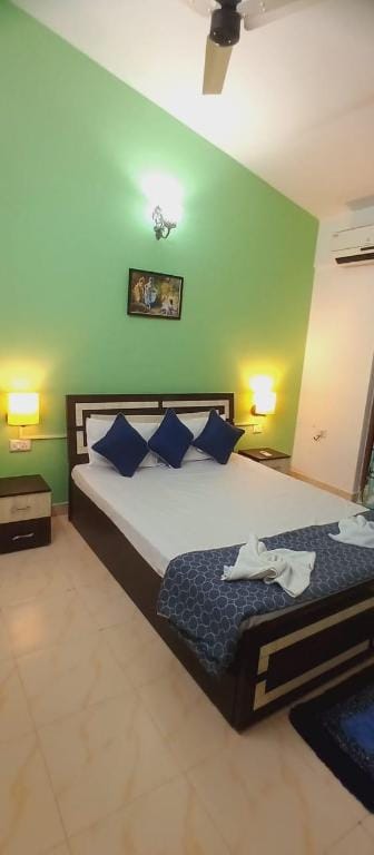 One BHK10 Goa Candolim Homestay AC WiFi WM Back Up Apartment in Candolim