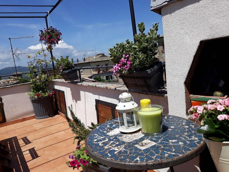 central apartment, just steps from the Duomo and the Teatro, with balcony Apartment in Orvieto