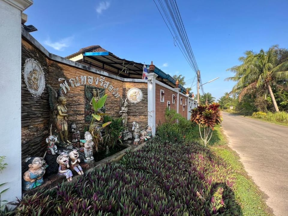 พิณทอง รีสอร์ท Resort in Krabi Changwat