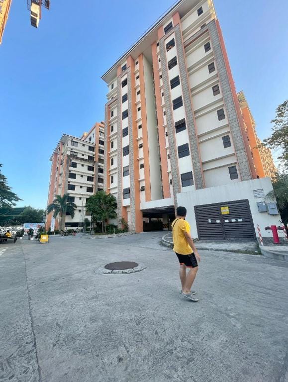 Rafaella’s Sunset Room by JCM Apartment in Las Pinas