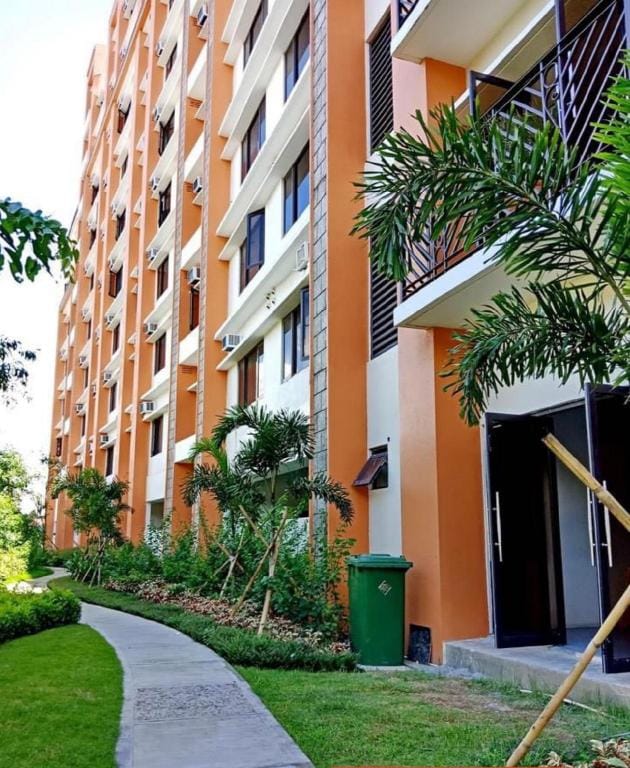 Rafaella’s Sunset Room by JCM Apartment in Las Pinas
