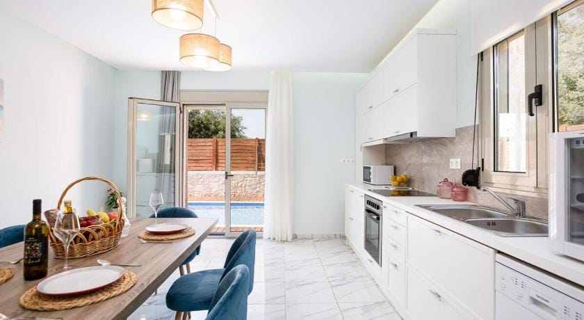 Villa Vera - With Private Pool & Jacuzzi Apartment in Crete