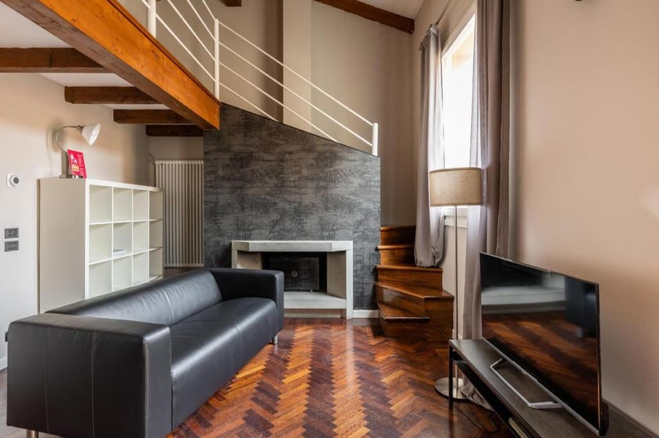 Wooden design apartment by Wonderful Italy Apartment in Bologna