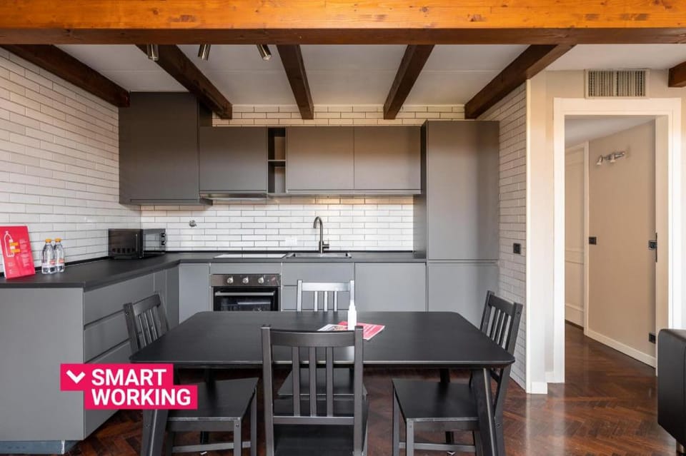 Wooden design apartment by Wonderful Italy Apartment in Bologna
