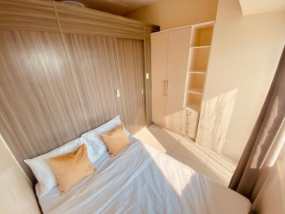 Condo in Manila with Balcony and Sunset View Apartment in Manila City