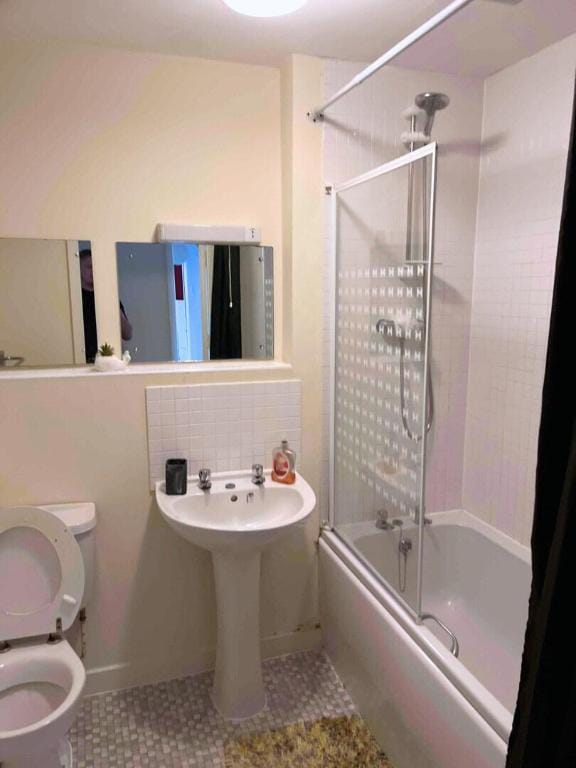 Fully Furnished 3BR Flat with Free Parking Apartment in Newcastle-under-Lyme