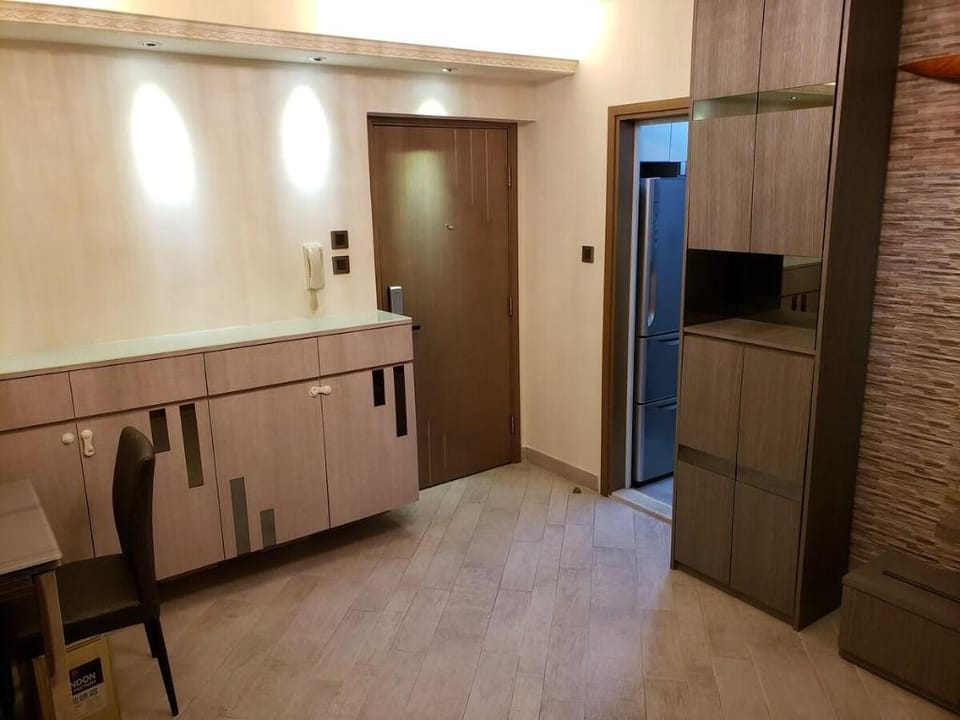 MTR 1 min 粉嶺站/食肆/便利店/電梯2人套房/天台燒烤 Apartment in Hong Kong