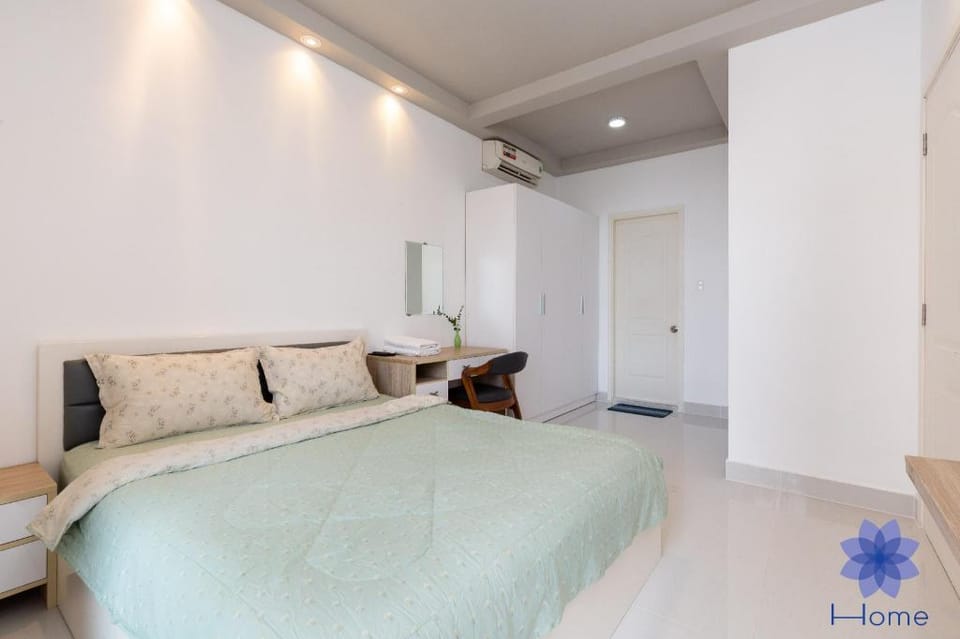Luxury 2Brs-2Wc,5minsfrom airport, free gym &pool  Apartment in Ho Chi Minh City