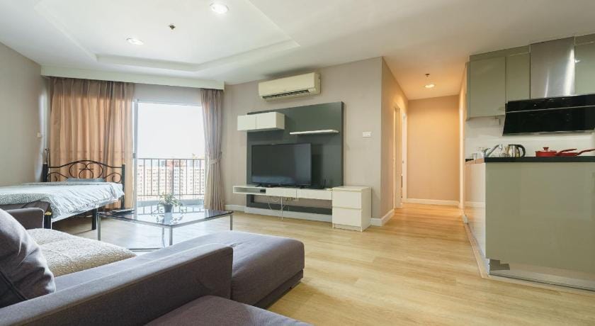 Pool Apartment with Free Wi-Fi near Photogenic Train Night Market, 100m to MRT. Apartment in Bangkok