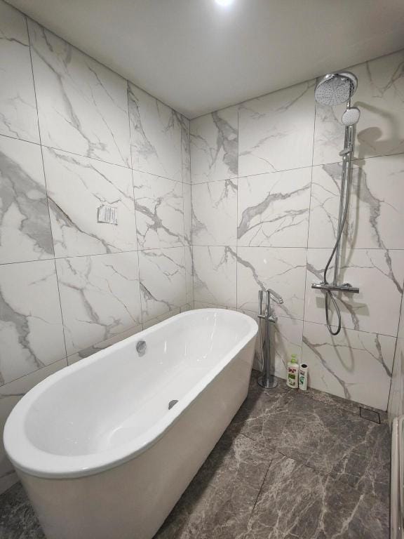 Happy 3 Bedrooms 2 wc The Matrix One Apartment in Laos