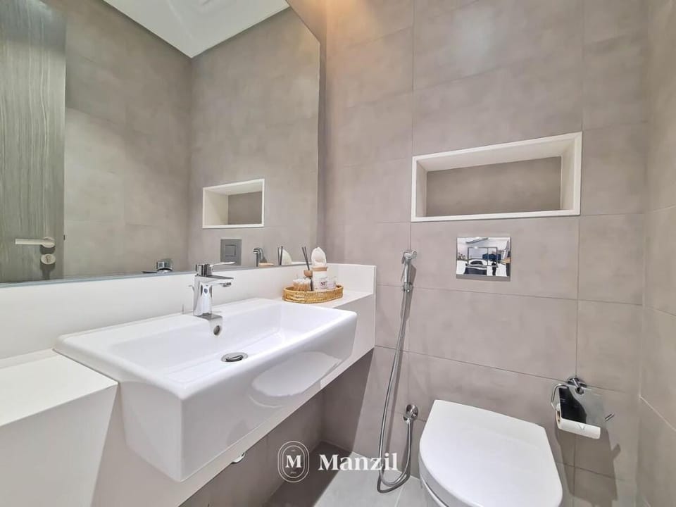 Stylish Waterfront 1 BR w pvt beach near Downtown Apartment in Dubai