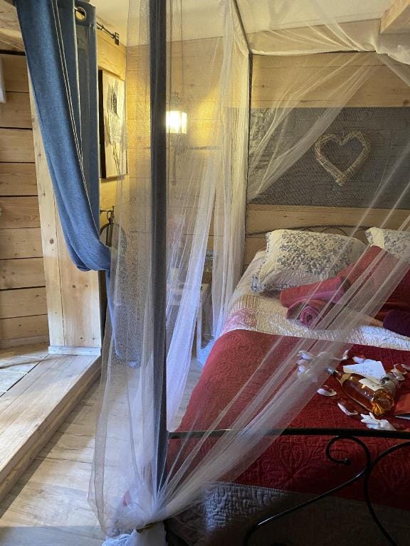 La Cabane inoubliable et son jacuzzi  Vacation rental in Barjols