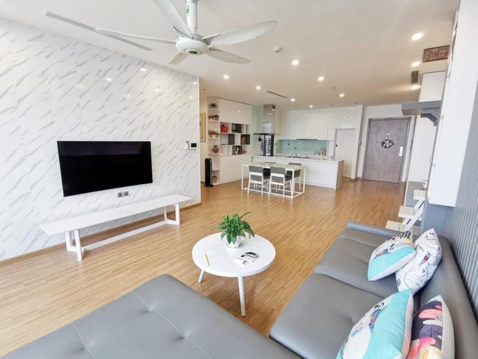 Happy 4 Bedrooms 3 wc Vinhomes Skylake Apartment in Laos