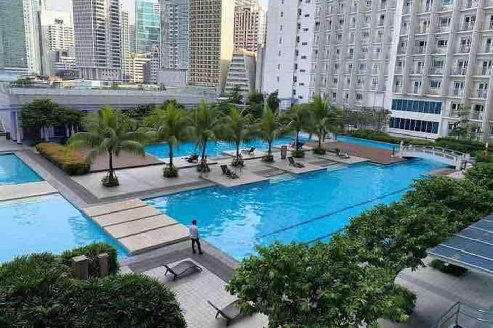 One-BR Unit w/ Balcony (Penthouse Floor) Apartment in Makati