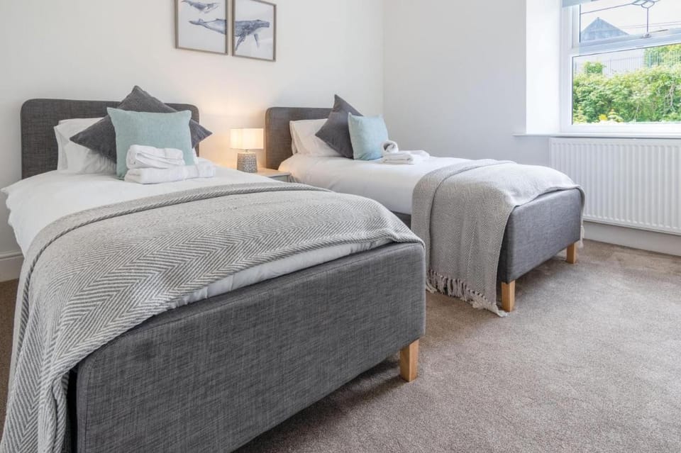 Canol Y Bryn - 3 Bedroom Holiday Home - Tenby Vacation rental in Wales