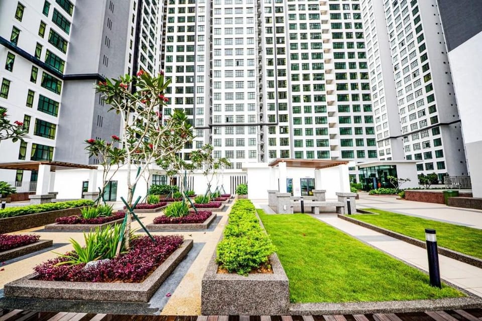 JB Kempas Luxury Condo w Free Parking Wi-fi TV Box Vacation rental in Johor Bahru