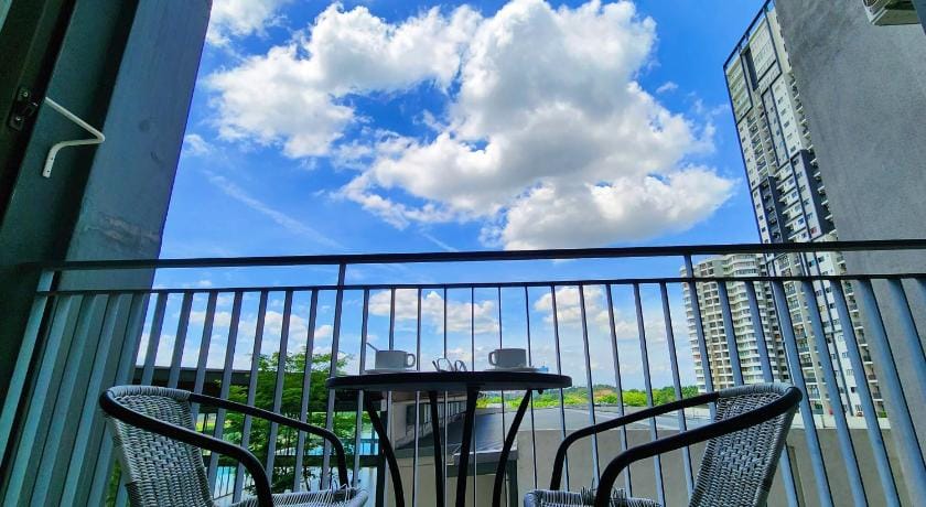KLIA Lili Residensi 5+2 PAX with Stunning Pool Apartment in Negeri Sembilan, Malaysia