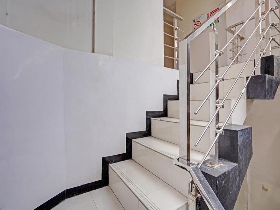 OYO Flagship 90789 Genteng Residence Hotel in Surabaya