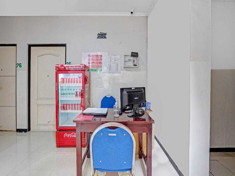OYO Flagship 90789 Genteng Residence Hotel in Surabaya