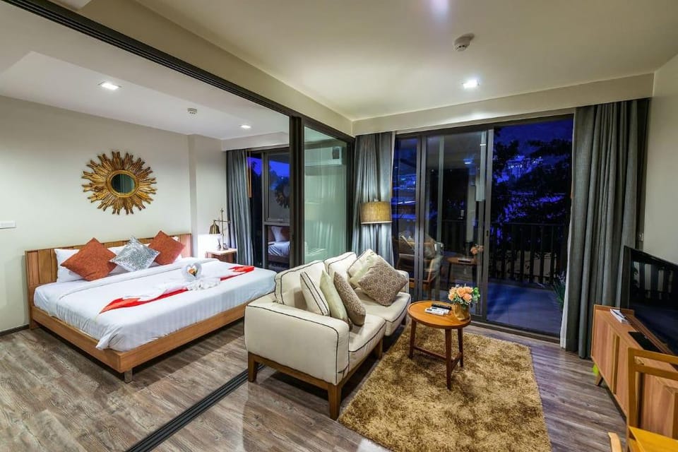 The Deck Patong, 45 sqm Luxury One-Bedroom Apartment, Quiet, High-Speed WiFi, Free Gym Parking Apartment in Patong