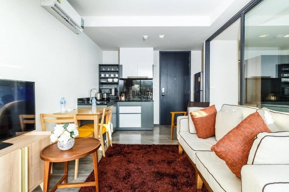 The Deck Patong, 45 sqm Luxury One-Bedroom Apartment, Quiet, High-Speed WiFi, Free Gym Parking Apartment in Patong