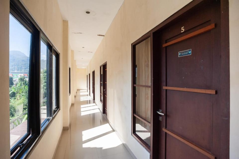 Urbanview Hotel Syariah Villa SM Cisarua Puncak by RedDoorz Hotel in Cisarua