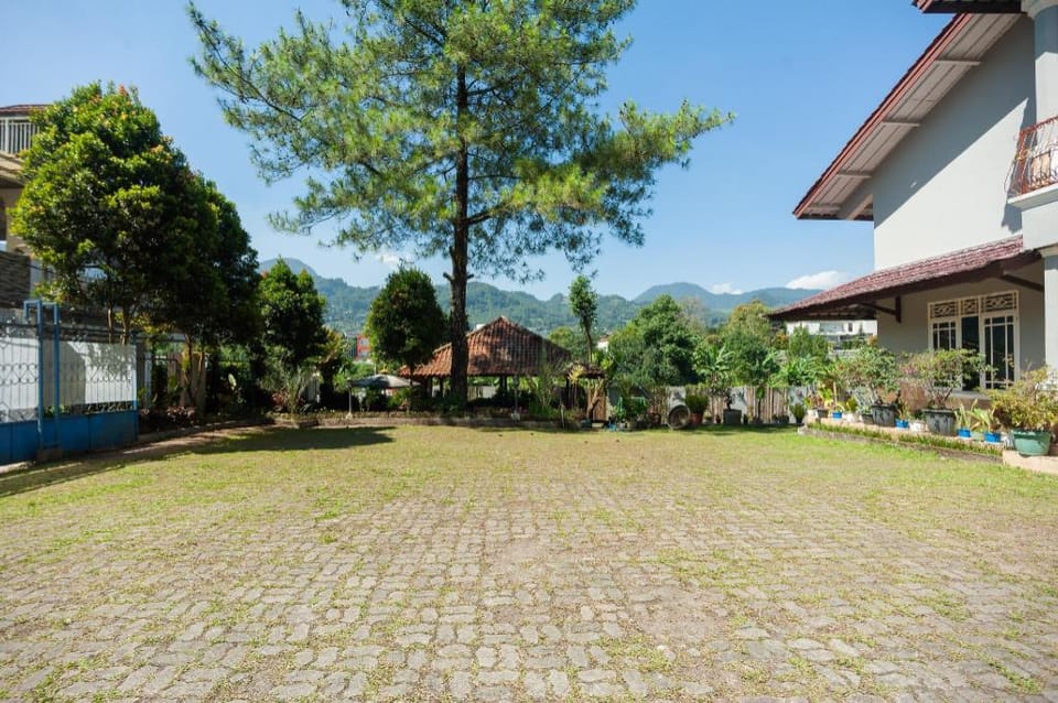Urbanview Hotel Syariah Villa SM Cisarua Puncak by RedDoorz Hotel in Cisarua