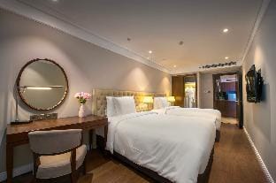 Beachfront 2BDR Condo Unit| Rooftop Pool Apartment in Da Nang