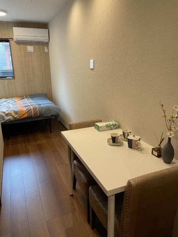 W天下茶屋/可中文沟通/双人大床房私人浴室卫生间/关西机场直通35分钟 Villa in Osaka