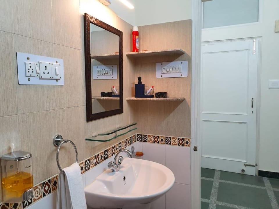 Stylish Two Bed Room Suite, Shimla High End Homes Apartment in Shimla