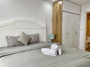 Happy 2 Bedrooms 1 wc Vinhomes Dcapital Apartment in Laos