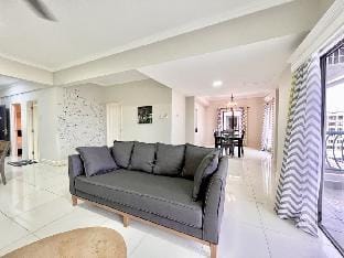 PENTHOUSE MARINA COURT RESORT 5 BEDROOMS KK 15PAX Apartment in Kota Kinabalu