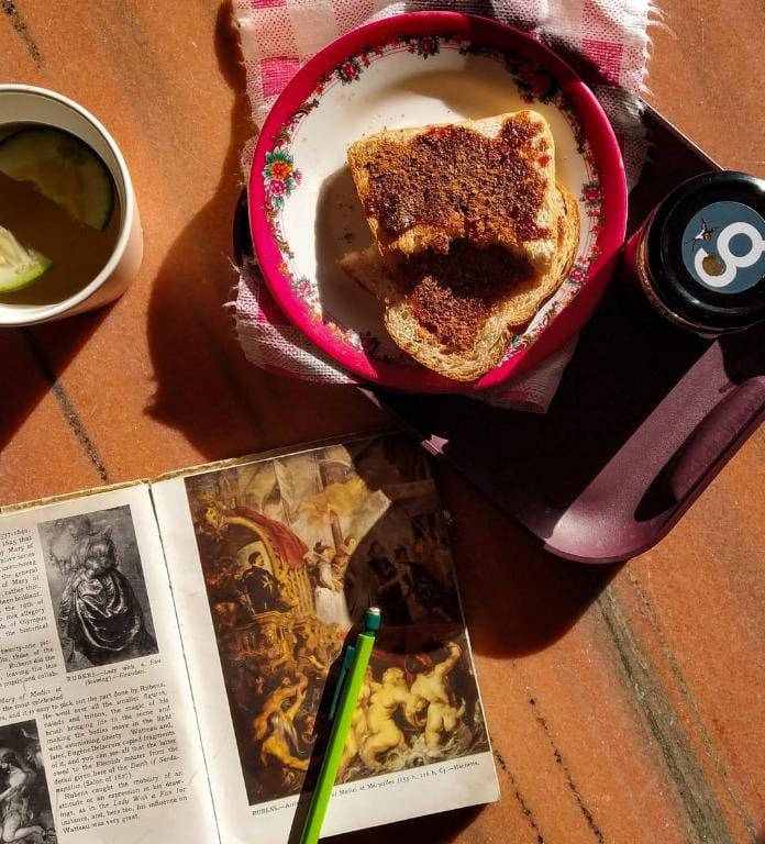 Retro Style Twin Bedroom at Lakeview Villa Vacation rental in West Bengal