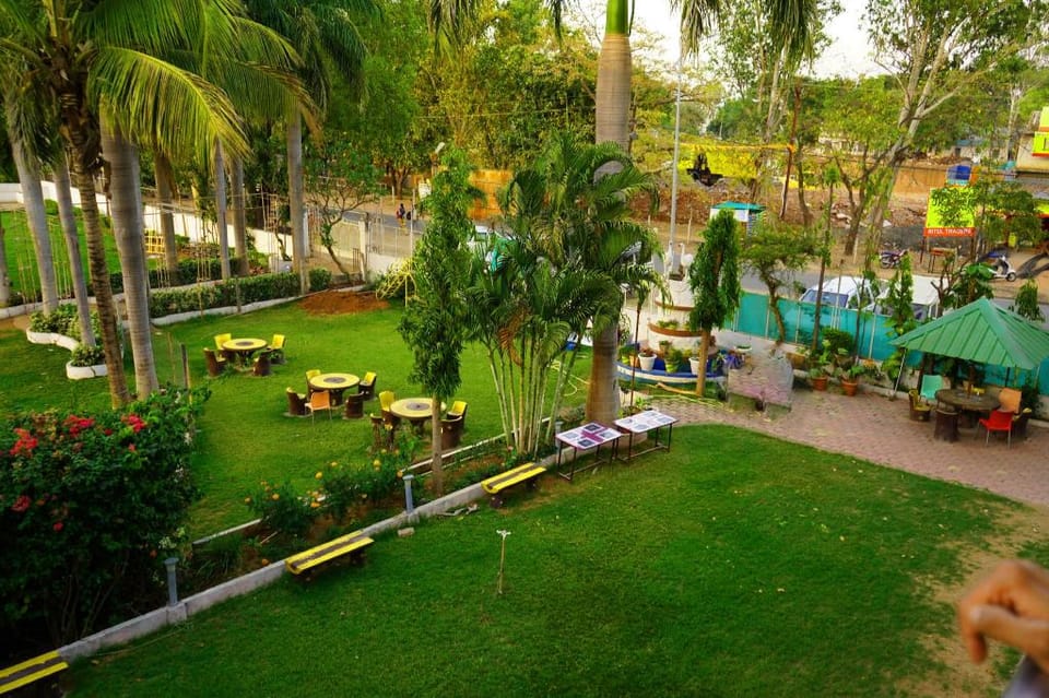 Hotel Vatika Inn-Sohagpur Hotel in India