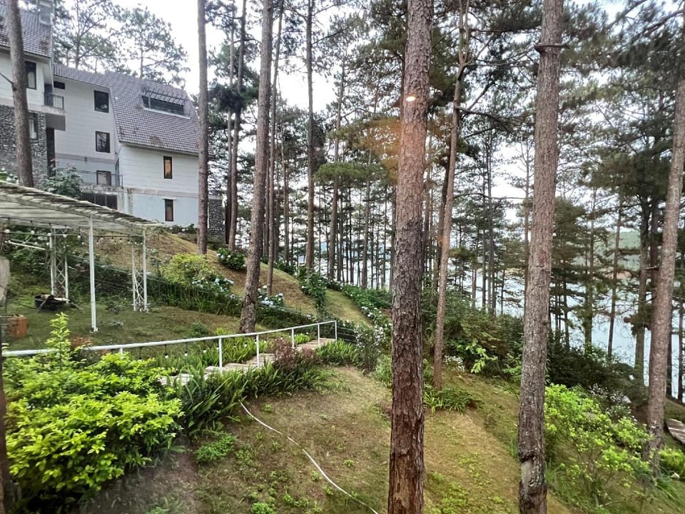 Lan Anh village  -5 bedroom viewing Tuyenlam lake Villa in Dalat
