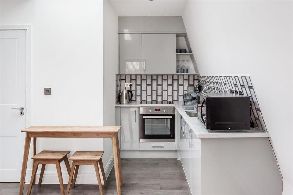 Bright & Spacious 1 Bed With Balcony Apartment in London