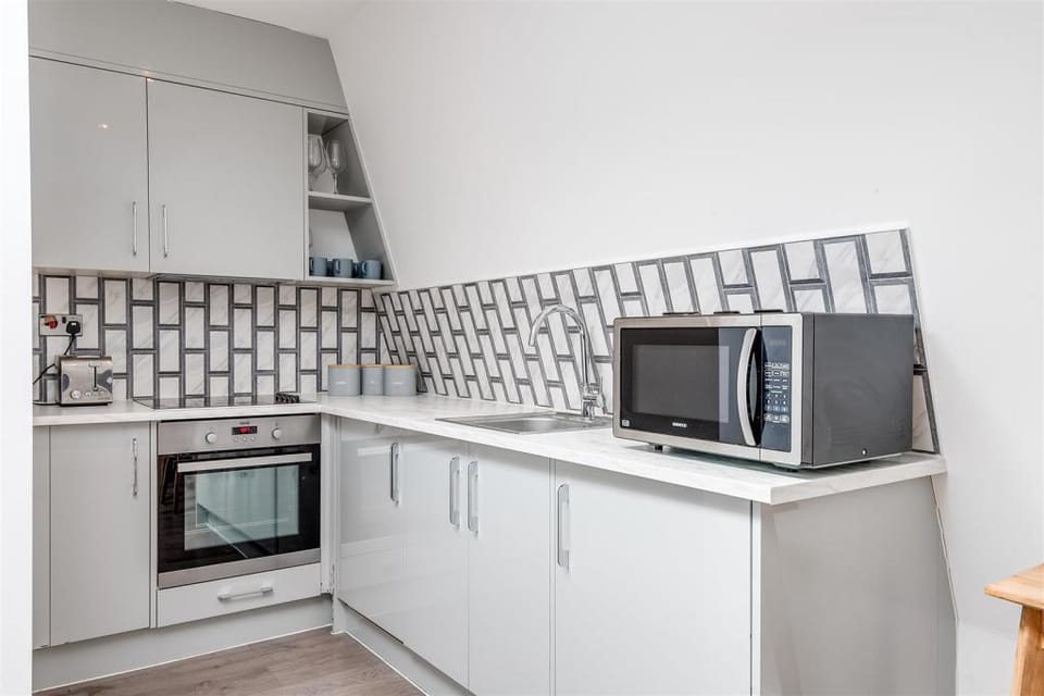 Bright & Spacious 1 Bed With Balcony Apartment in London