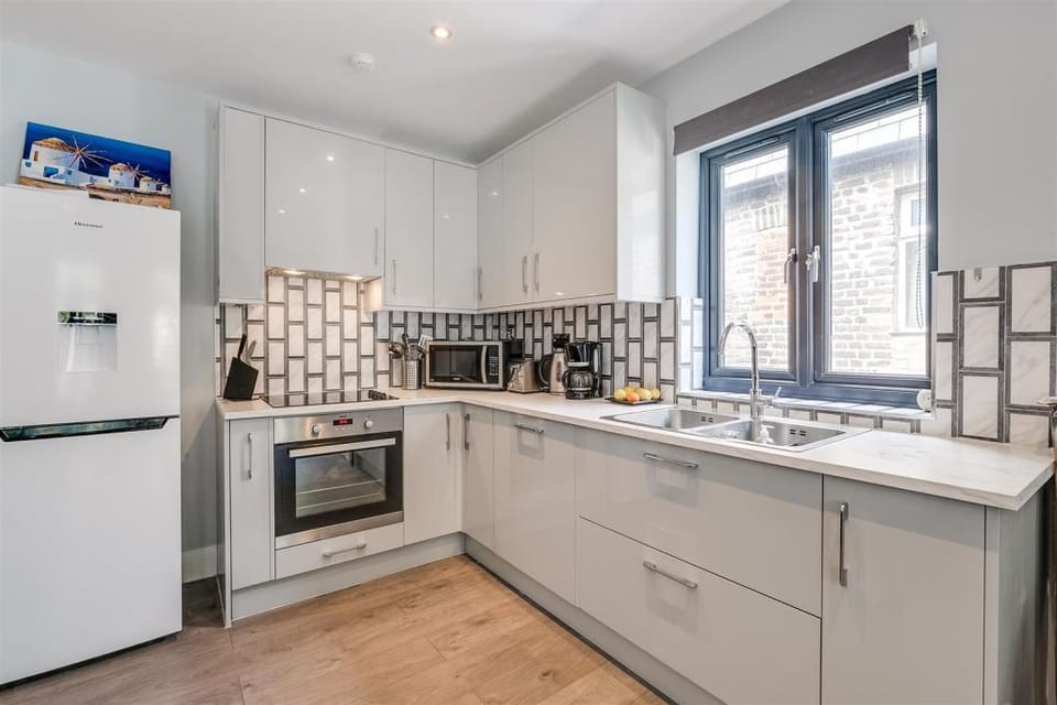 Spacious & Bright 2 Bed 2 Bath Apartment in London