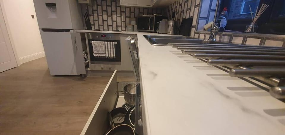 Spacious & Bright 2 Bed 2 Bath Apartment in London
