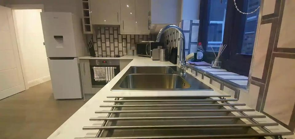 Spacious & Bright 2 Bed 2 Bath Apartment in London