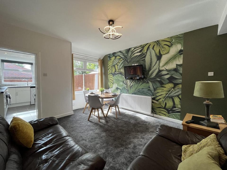 Modernised central Wigan townhouse sleeps up to 6 Apartment in Wigan