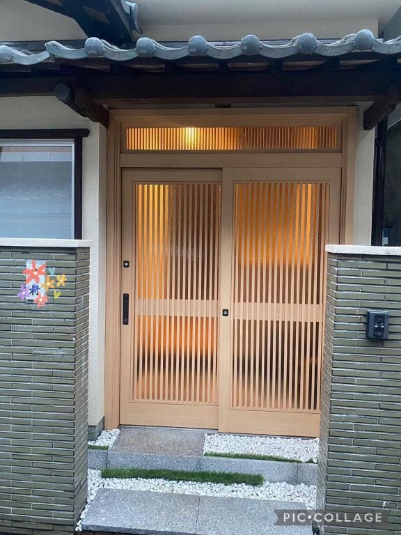 Hanamizuki 空港直通！駅から徒歩４分！難波、心斎橋近く！寝室３部屋！貸切り！日本風一戸建て Vacation rental in Osaka