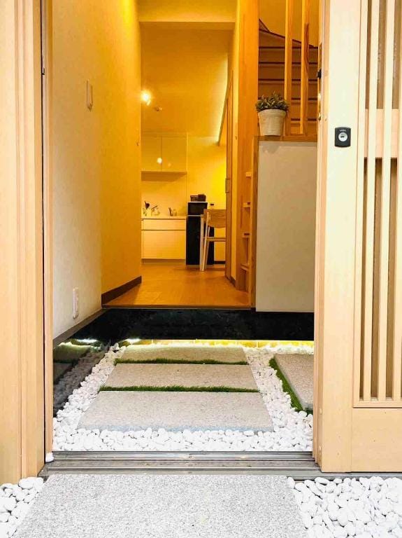 Hanamizuki 空港直通！駅から徒歩４分！難波、心斎橋近く！寝室３部屋！貸切り！日本風一戸建て Vacation rental in Osaka