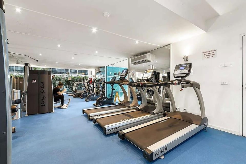 A Large 2BR Apt Near Crown Sleeps 8 FREE Parking Apartment in Southbank