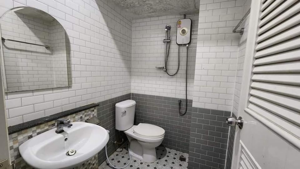 Subroom hotel โรงแรมซับรูมโฮเทลตลาดเกษตร2 Apartment in Surat Thani Changwat