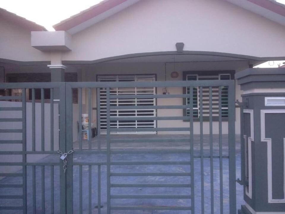 Muar Town Nice Guest House 3 rooms 6 pax Vacation rental in Johor