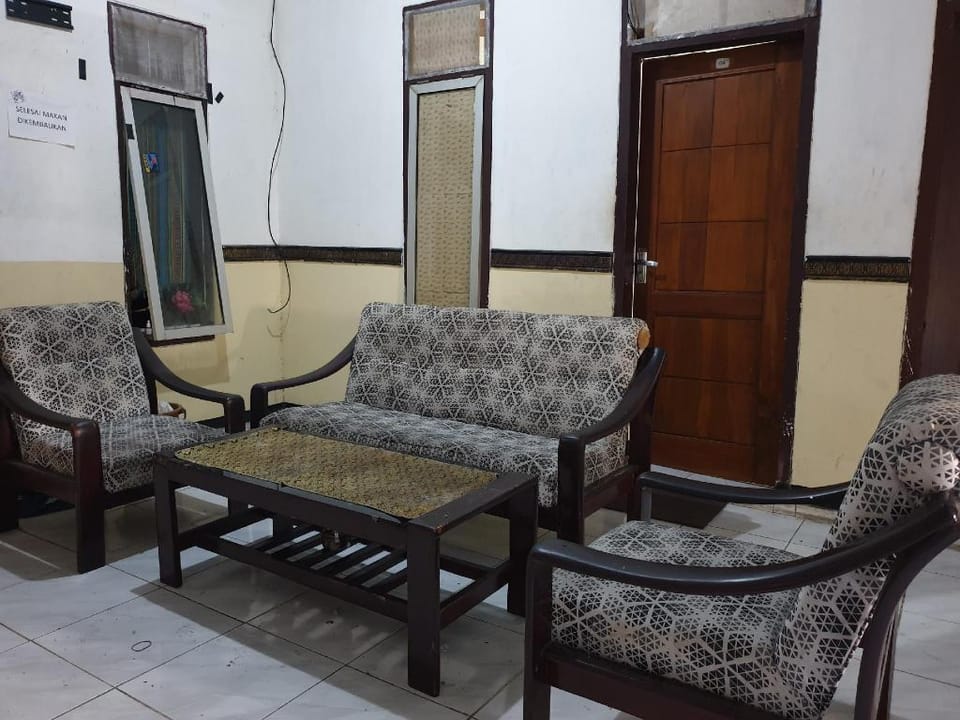 OYO Life 92622 Jatiluhur Kost Syariah Hotel in East Java